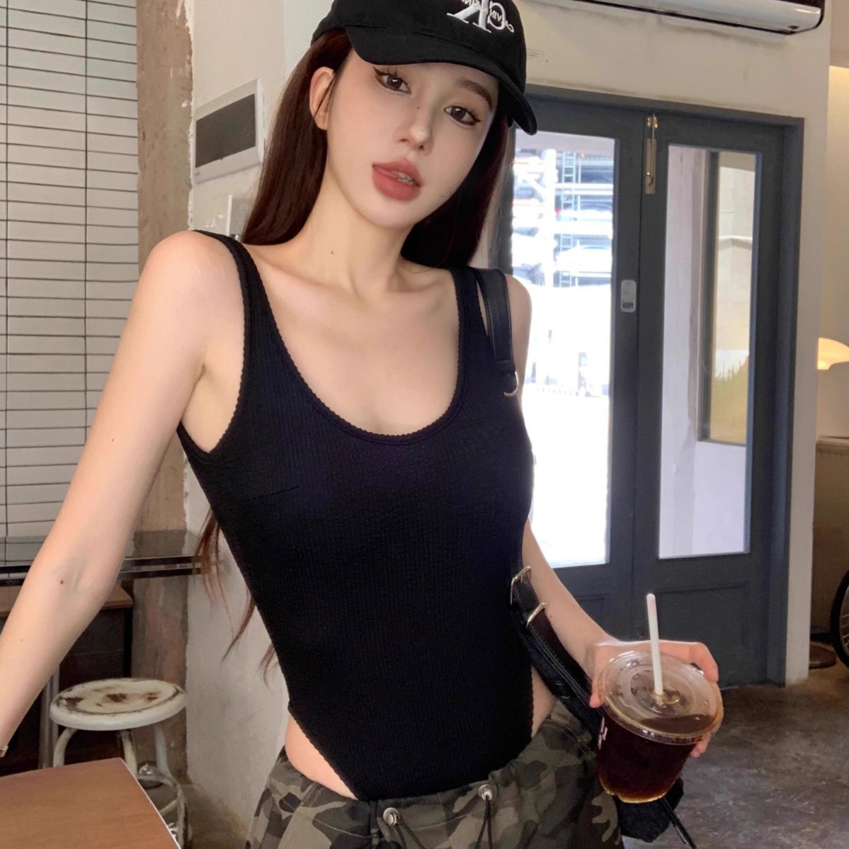 Tank Top Ribbed - 女性用の黒いストラップ付きボディ,ホルタートップ,リブ編み,ロンパース,ひも,ノースリーブ,タンクトップ,手袋,セクシー