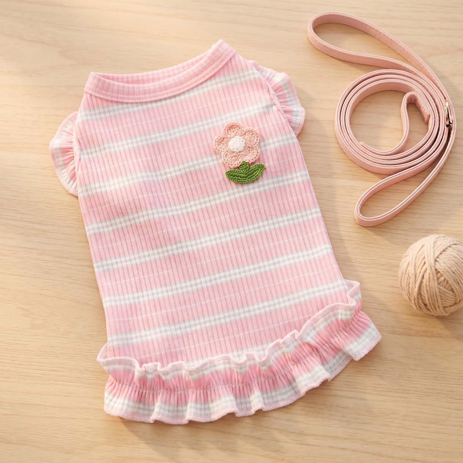 Tank Top Ribbed - 1PC 可愛いフリル付きストライプ柄サマードッグタンクトップ 通気性のあるリブ編みニット子犬用ベスト 甘いフリル付きペット服 小型犬用 アウトドア向け