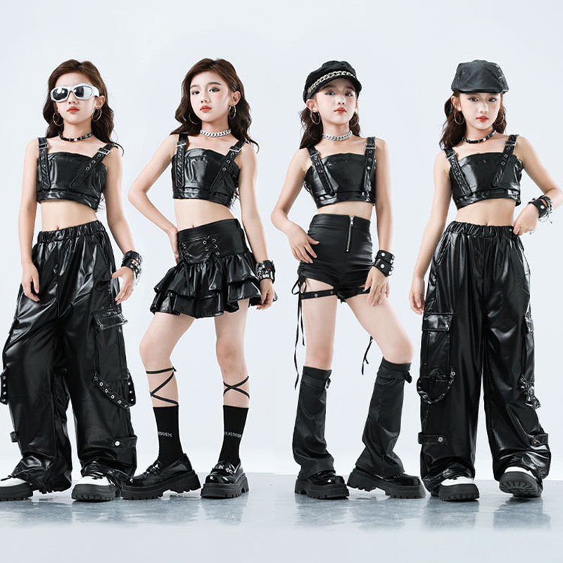 Suspender Tank Top - 子供用KPOPヒップホップ服、黒のフェイクレザークロップタンクトップ、レイヤードスカート、カーゴパンツ、ストラップショーツ、女の子用ダンスコスチューム服
