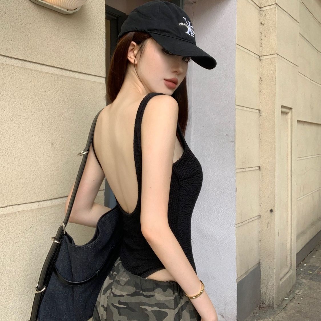 女性用の黒いストラップ付きボディ,ホルタートップ,リブ編み, - Tank Top Ribbed のレビューと価格